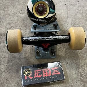 Destructo Skateboard Trucks - 5.0 mids with brand new set of Bones Reds bearings